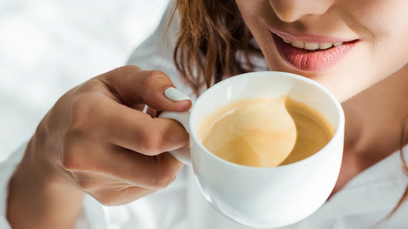 Uống cà phê thế nào để răng không ố vàng?