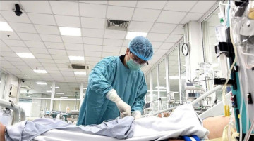 Cứu sống giảng viên người Malaysia sốc nhiễm khuẩn, viêm phổi nặng trên nền suy tim