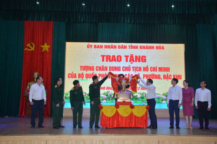 Trao tặng tượng chân dung Chủ tịch Hồ Chí Minh cho 65 xã, phường  và đặc khu tại tỉnh Khánh Hòa