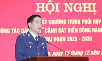 Cảnh sát biển Việt Nam đồng hành cùng ngư dân Thanh Hóa ra khơi