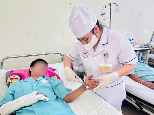Vi phẫu xuyên đêm nối lại cổ tay đứt lìa cho nam bệnh nhân tại Khánh Hòa