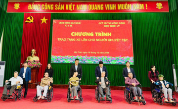 Bắc Ninh: 30 chiếc xe lăn được trao tặng cho người khuyết tật xã Thái Mỹ