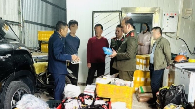 Ninh Bình tiêu hủy gần 1,3 tấn thực phẩm không rõ nguồn gốc