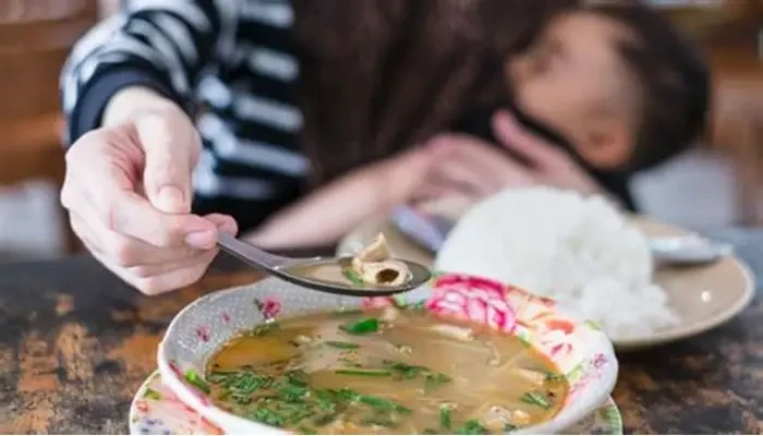 Thói quen chan cơm vào canh có tốt không?