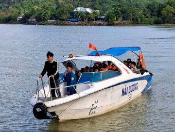 Khánh Hòa: Cầu Phú Kiểng hư hỏng, phường Tây Nha Trang bố trí canô đưa đón học sinh đến trường