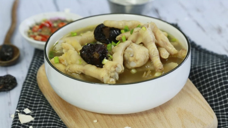 Chân gà hầm lạc - món ăn dân dã giúp bổ xương khớp, dễ làm tại nhà