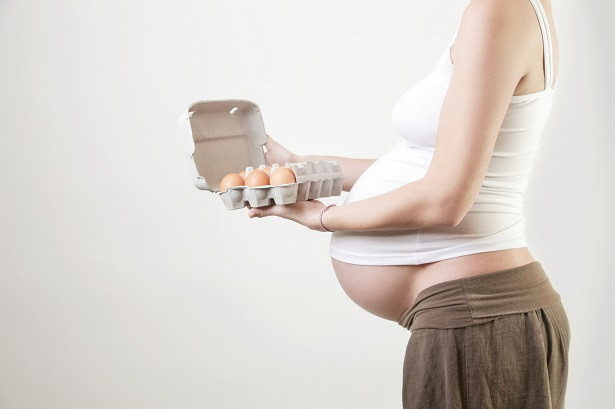 Mẹ bầu ăn nhiều trứng có giúp con sinh ra da trắng hồng?