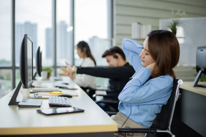 Vì sao nhân viên văn phòng thường đau cổ vai gáy?