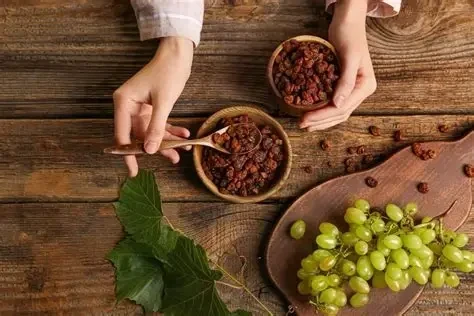 Uống nước nho khô mỗi ngày mang lại những lợi ích gì cho sức khỏe?