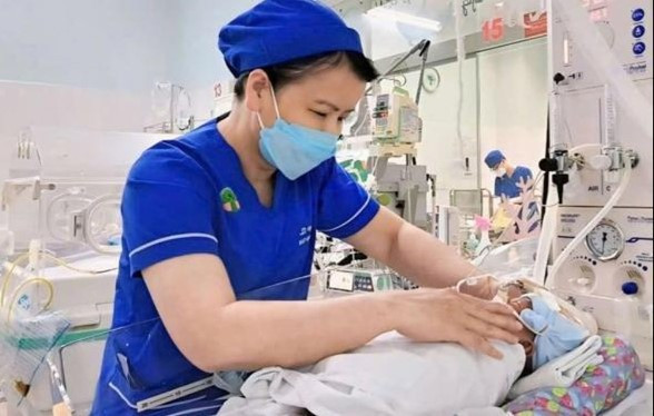 Hơn 40 ngày nỗ lực cứu bé sinh non người nước ngoài