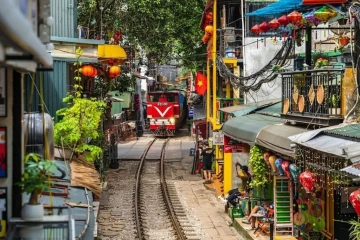 Hà Nội kiến nghị dừng chạy tàu khách qua “phố cà phê đường tàu” để đảm bảo an toàn và chỉnh trang phố cổ