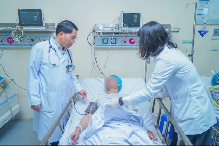 Bộ Y tế yêu cầu tập trung điều trị tốt nhất cho 15 nạn nhân trong vụ cháy ở Trần Cung
