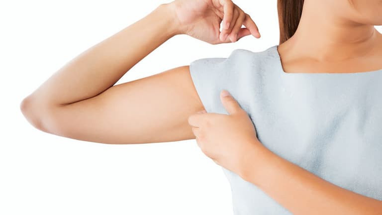 Vì sao nách bị ngứa?