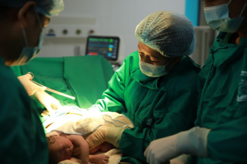 Lào Cai đón em bé đầu tiên chào đời bằng phương pháp thụ tinh trong ống nghiệm
