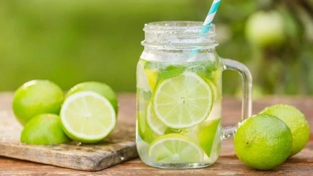 Lợi ích của việc uống nước chanh ấm mỗi ngày