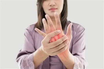 Thường xuyên bị tê bì bàn tay là dấu hiệu của bệnh gì?
