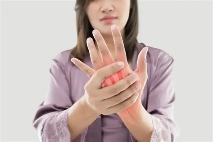 Thường xuyên bị tê bì bàn tay là dấu hiệu của bệnh gì?