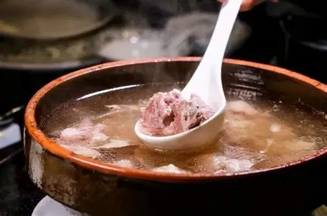 Nên hầm xương trong bao lâu để nước dùng ngọt, trong mà không tốn nhiên liệu?