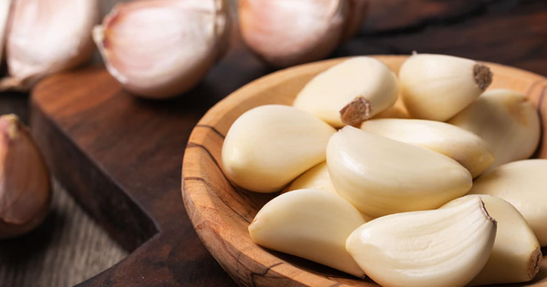 Tại sao bạn không nên ăn quá nhiều tỏi sống?
