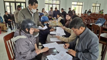 Người dân Quảng Ngãi vui mừng nhận tiền hỗ trợ dịch tả lợn châu Phi