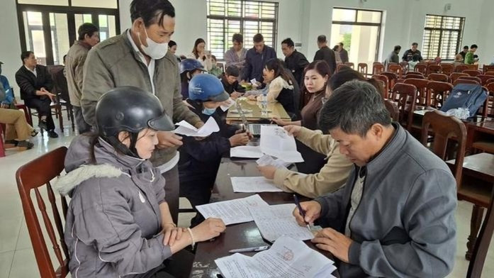 Người dân Quảng Ngãi vui mừng nhận tiền hỗ trợ dịch tả lợn châu Phi