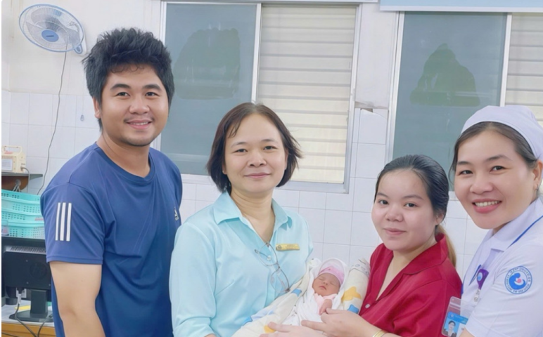 Bệnh viện Từ Dũ kéo dài thai kỳ thêm 8 tuần, cứu sống em bé trong song thai có 1 thai lưu