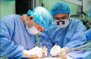 Bé trai 8 tháng tuổi hoại tử bàn tay do tai nạn máy tuốt lúa
