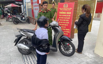 Cậu bé bị mẹ "bế lên đồn" Công an vì không chịu đi học khiến mạng xã hội thích thú