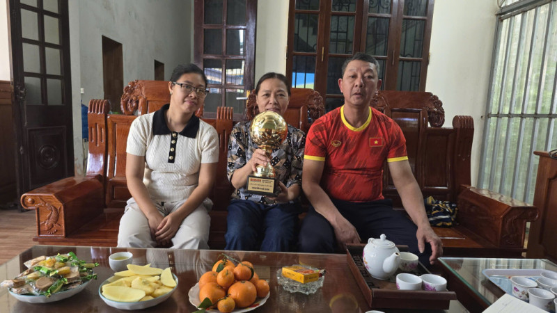 Bố mẹ Nguyễn Thái Sơn tiếp lửa tinh thần U23 Việt Nam trước trận bán kết