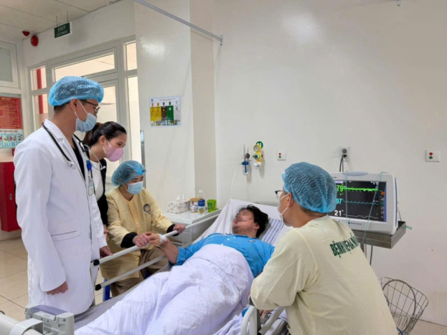 Kịp thời cứu sống người nước ngoài bị sốc tim, sốc nhiễm trùng, suy hô hấp