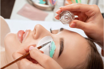 Uốn mi có hại cho mắt không?