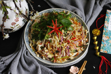 Cách làm gỏi ngũ sắc từ thịt gà thừa dịp Tết
