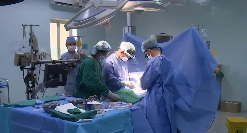 Thanh Hóa: Cứu sống bệnh nhi 15 tuổi bị kính cắt đứt lìa động mạch