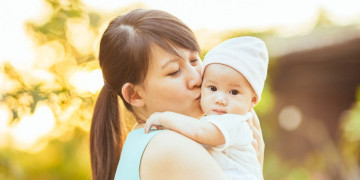 Trẻ sơ sinh mấy tháng cho ra ngoài trời?