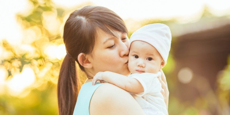 Trẻ sơ sinh mấy tháng cho ra ngoài trời?