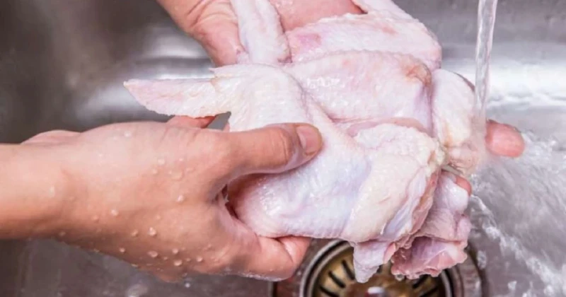 Rửa thịt gà không đúng cách có thể lây vi khuẩn chết người
