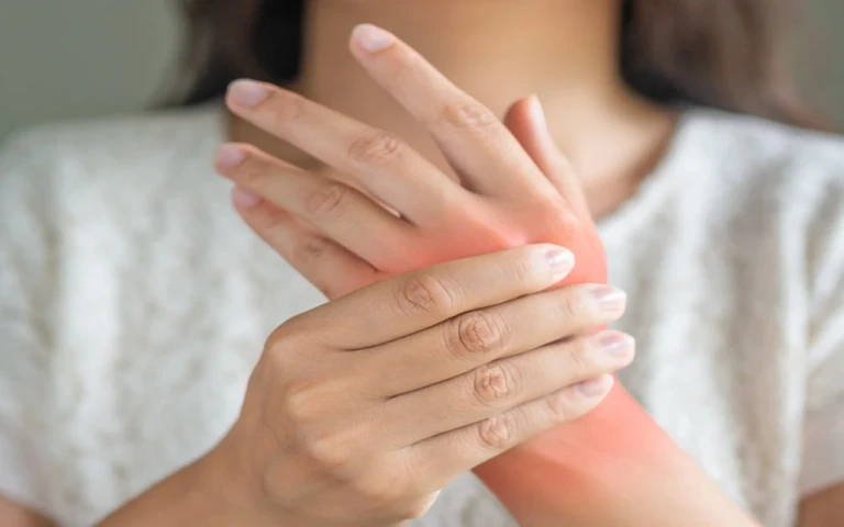 Tác hại của thói quen bẻ khớp ngón tay
