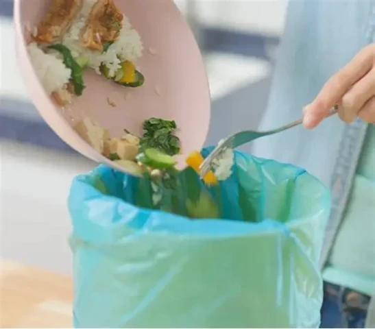 Mẹo khử mùi hôi thùng rác cực đơn giản, ai cũng làm được