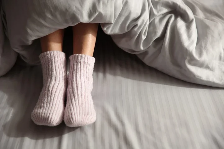 Đi tất lúc ngủ có tốt không?