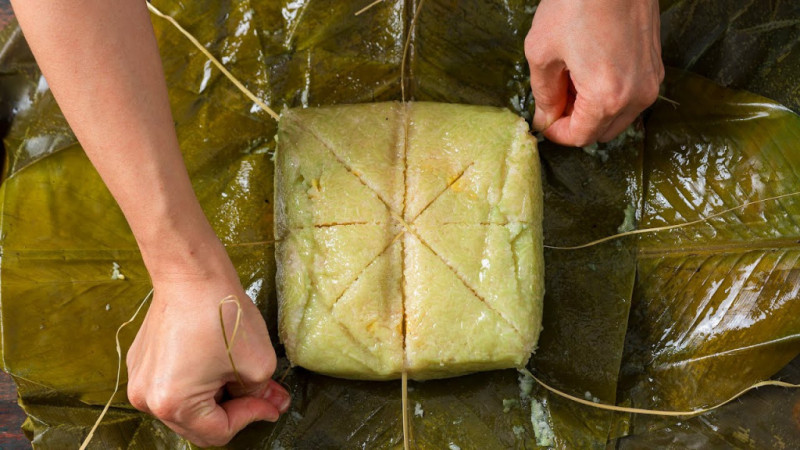 Cắt bánh chưng bằng lạt hay dao?