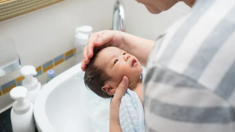 2 cách làm nước cốt gừng tắm cho bé