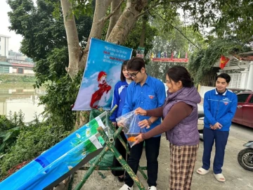 Thanh Hóa: Đoàn phường Hạc Thành hỗ trợ người dân thả cá, bảo vệ môi trường