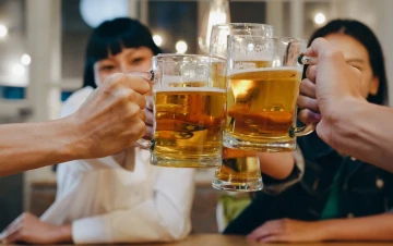 Bạn đã biết cách uống bia không bị đầy bụng chưa?