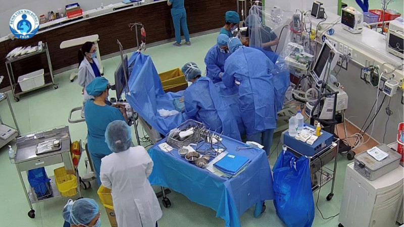 Cứu sống bé trai 7 tuổi đột ngột ngưng tim hơn 20 phút