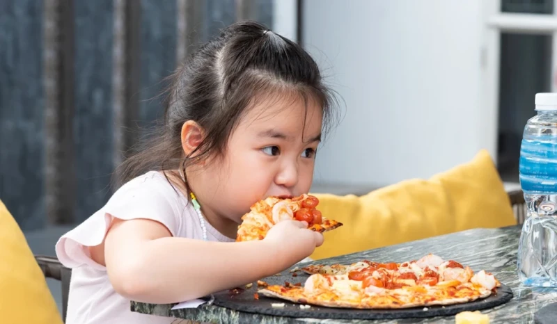 Chế độ ăn cho trẻ béo phì, thừa cân trong dịp Tết