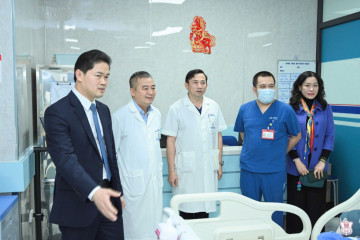 Bộ Y tế đánh giá cao Bệnh viện Đại học Y Hà Nội đã ứng dụng công nghệ robot vào hỗ trợ phẫu thuật