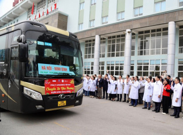Người bệnh quây quần trong bữa cơm tất niên và hân hoan trên chuyến xe yêu thương