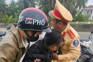 Nữ sinh co giật bên đường được Cảnh sát giao thông Đà Nẵng kịp thời đưa đi cấp cứu