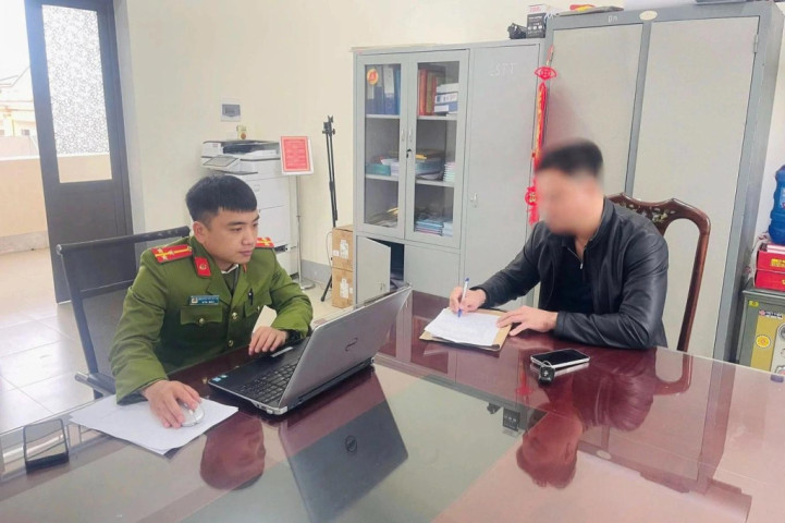 Công an làm việc với vợ chồng chủ ô tô đỗ chắn ngõ nhỏ, thách thức "phạt 100 triệu đồng cũng không sao"