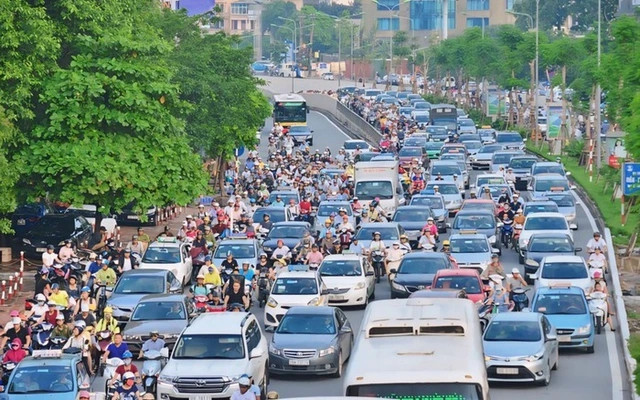 Thủ tướng: Không để xảy ra ùn tắc kéo dài trên các tuyến đường vào trung tâm Hà Nội và TP. Hồ Chí Minh
